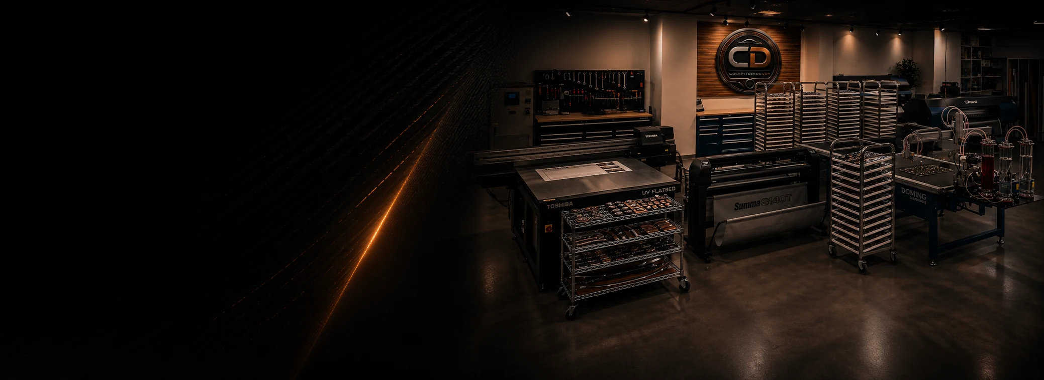 L’atelier CockpitDekor avec les machines de découpe et de doming