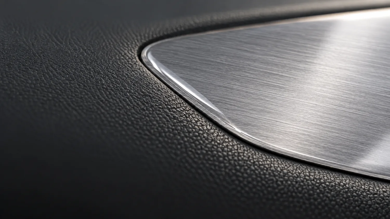 Exemple de matière : aluminium brossé sous PU brillant.